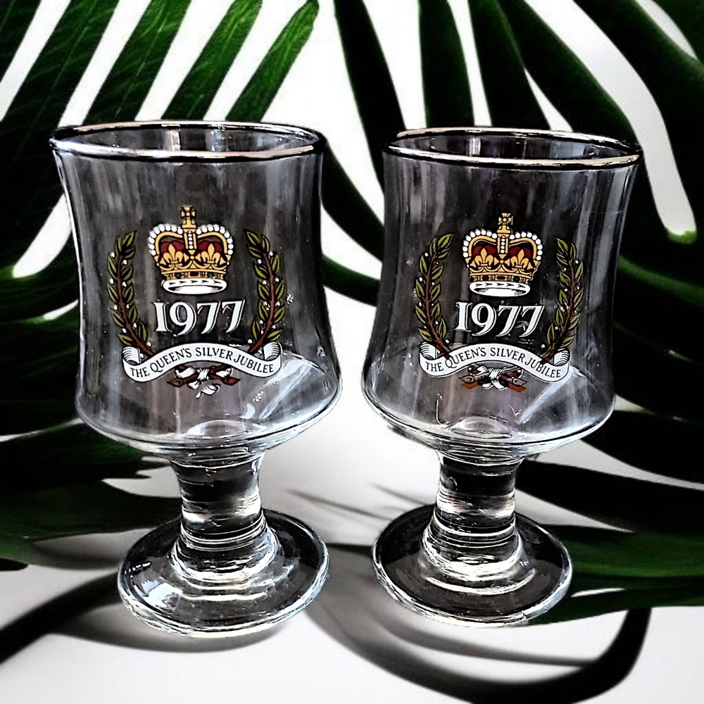 2 Queen Elizabeth II Silver Jubilee Coupe Glasses Wine‎ Cordial Souvenir Goblet - Picture 16 of 16